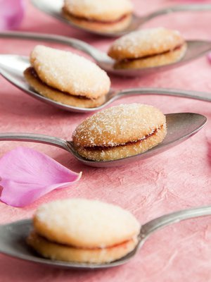 Herkkua sekä vatsalle että silmille. Ruusut ovat kauniita koristeina ja suloisen makuisia pieninä määrinä mausteena. 