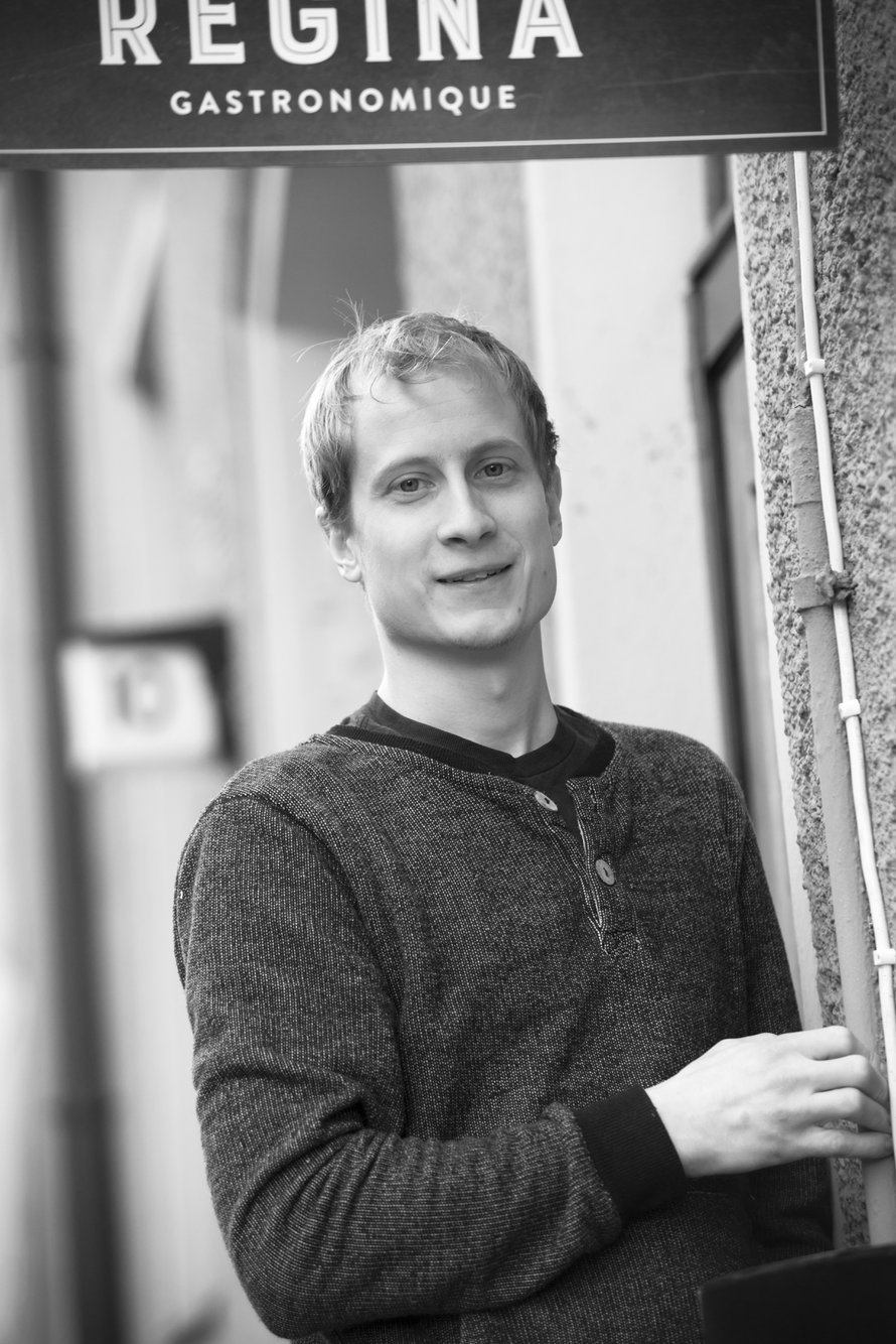 Markus Fogelholm on 28-vuotias kokki ja yrittäjä pitää Helsingissä ravintola Reginaa yhdessä Markus Aremon ja Toni Ferin kanssa. Hän asuu Helsingissä avovaimonsa kanssa. Markuksen sisko Sonja on ammatiltaan toimittaja ja heidän äitinsä Leila Fogelholm työskentelee ravitsemusasiantuntijana.