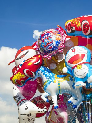 Jos lähtee marssimaan, kallis vappupallo saattaa livetä karkuteille. Kotona on katto. Se pitää sadettakin.