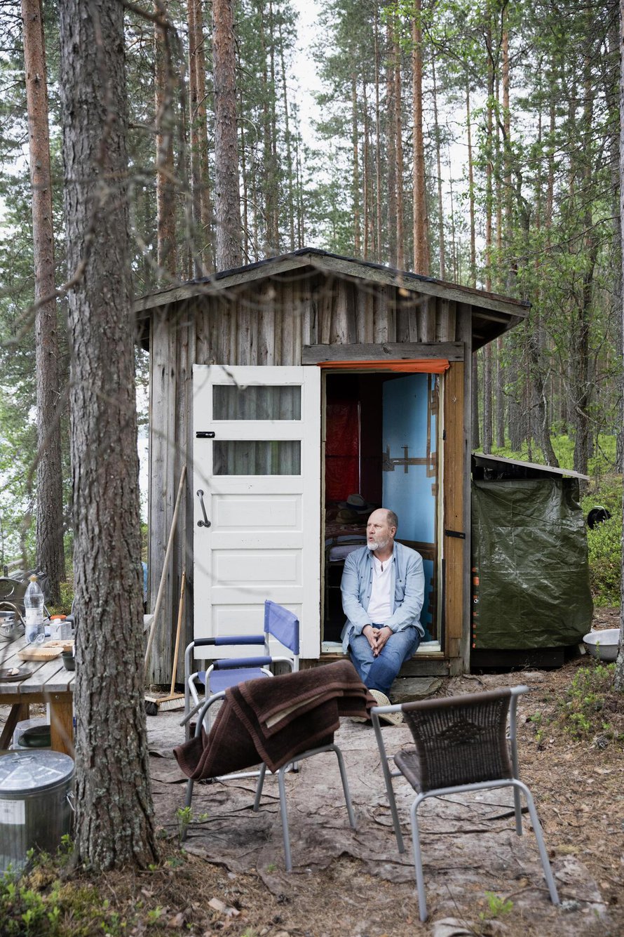 Kuuden neliön mökki Pielisen rannalla lapsuuden mailla on Markku Pölöselle, 63, rakkain paikka maailmassa, mutta sekään ei ole oma. Sinne Markku lähtee, kun työt ja ajatukset kaatuvat päälle. ”Tunti siellä, ja olen ihan kunnossa taas.”