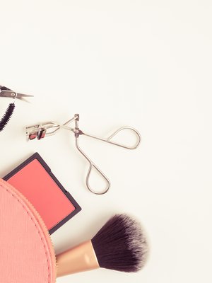 Meikkipussi kannattaa siivota säännöllisesti.