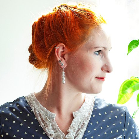 "Minulla oli valkoinen tunika, jossa en pitänyt muusta kuin kauniista pitsihihoista. Niinpä leikkasin hihat­ irti ja ompelin ne toiseen  mekkoon."