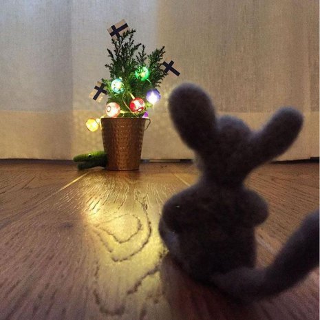 Herra Hiiri pystyttää kuusen jo itsenäisyyspäiväksi.