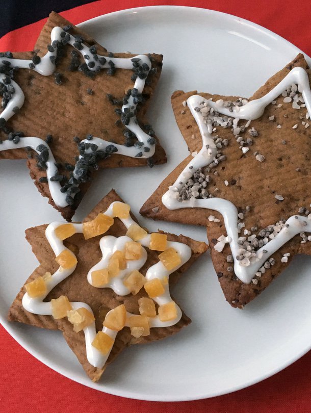Piparien koristeet antavat vinkin mausta! Nämä piparit on maustettu salmiakki- ja piparminttusuklaarouheilla sekä sokeroiduilla appelsiinikuoripaloilla.