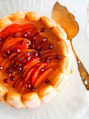 Kuvan kakku on tehty korkeaan irtopohjavuokaan. 