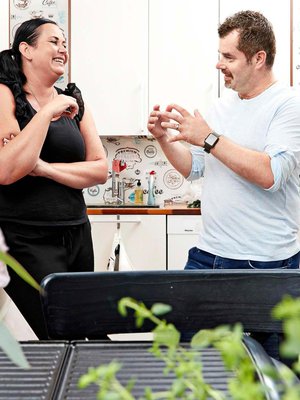 Kuka kaipaa kaakeleita? Annukka ja Micke remontoivat keittiön yhdessä ja päätyivät tapetoimaan seinät.