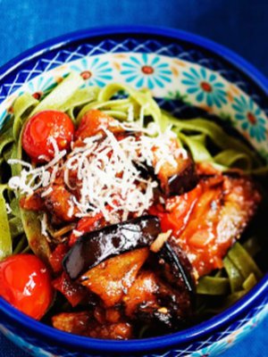 Balsamicolla maustettu munakoisopasta maistuu muillekin kuin kasvissyöjille.