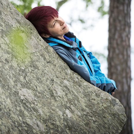 Helsinkiläinen Leena Valkonen, 52, on toimistoalan ammattilainen. Hän pysähtyy mielellään metsään kuuntelemaan, kuinka tuuli kahisuttaa puiden lehtiä.