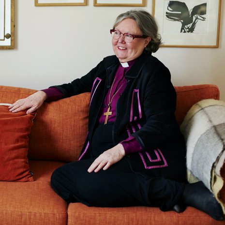 Teologi Irja Askola, 63, vihittiin Helsingin piispaksi vuonna 2010. Hän on ensimmäinen suomalaisnainen, joka on valittu piispaksi. Hän on kirjoittanut kuusi runokirjaa. Kotiin hän palaa yleensä niin myöhään, ettei ehdi kokata itselleen illallista, mutta runoja hän ehtii lukea aina.