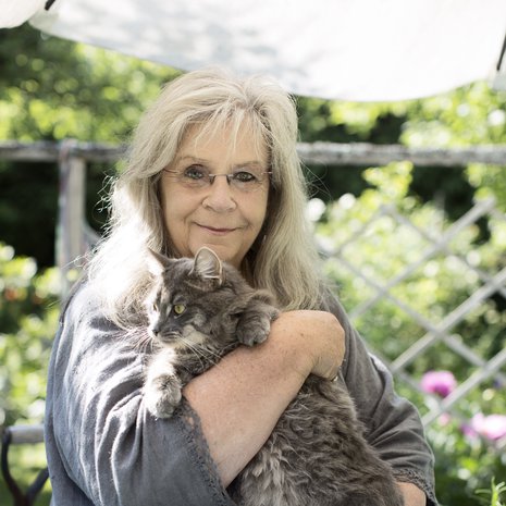 72-vuotias toimittaja ja kirjailija Maria Schulgin asuu Loviisassa. Hän on ollut luomassa useita kulttuurihankkeita, joista tunnetuin on Loviisan wanhat talot -tapahtuma.