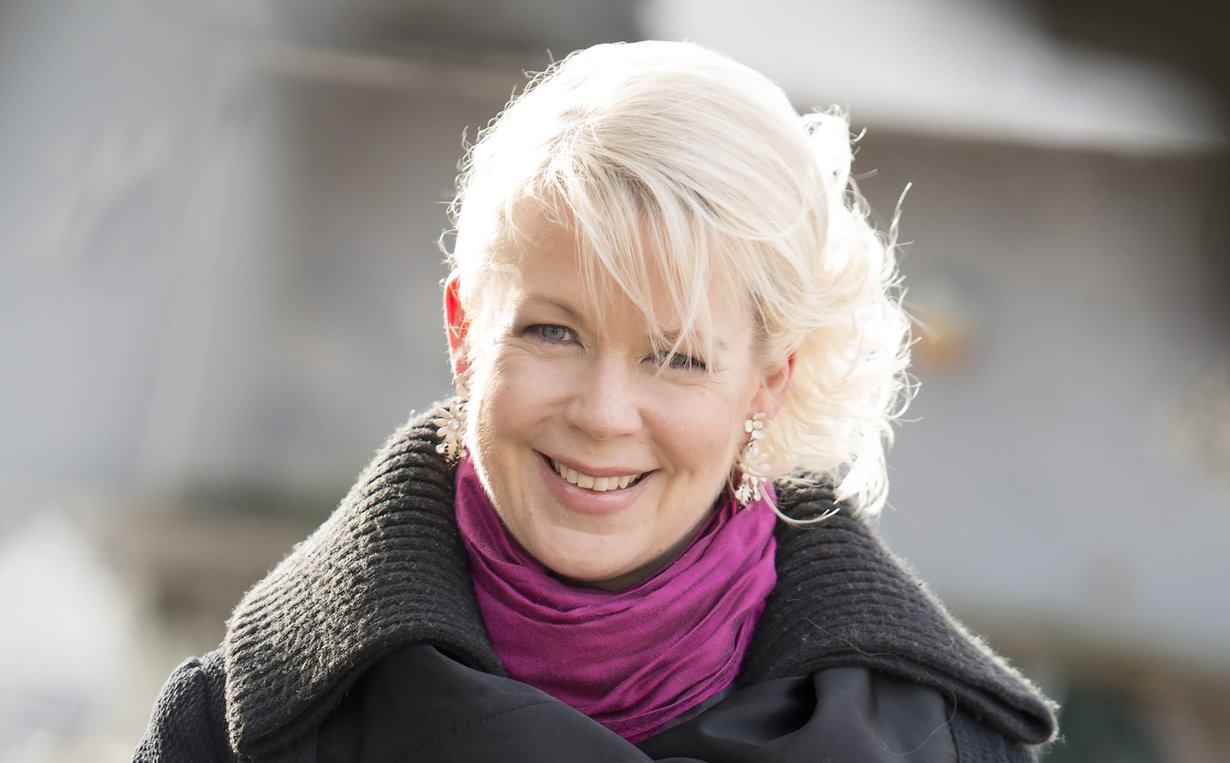 Ala-asteella Elina oli tunnollinen koululainen, teininä hän alkoi lintsata. Kumpikaan ei auttanut ahdistukseen.