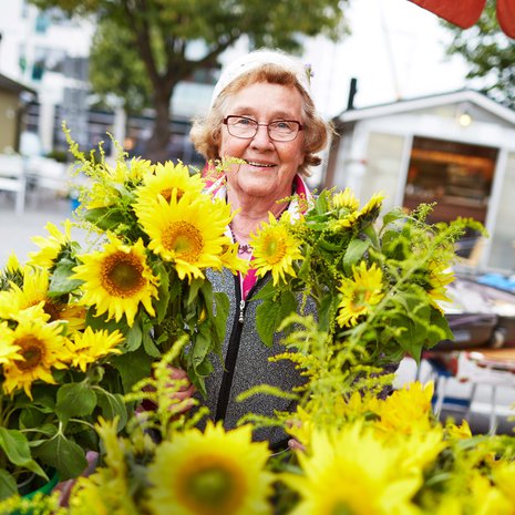 "Olen onnellinen, koska sain tänäkin aamuna tulla töihin. Työ auttaa kaikkeen, suruihinkin",sanoo torimyyjä Anja Penttilä, 81, Lappeenrannasta.