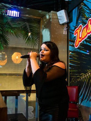 Oona Hanhikoskelle, 25, laulajan ammatti on iso ja vähän salainen haave. ”Karaokelavalla uskallan treenata vaikeitakin biisejä.”