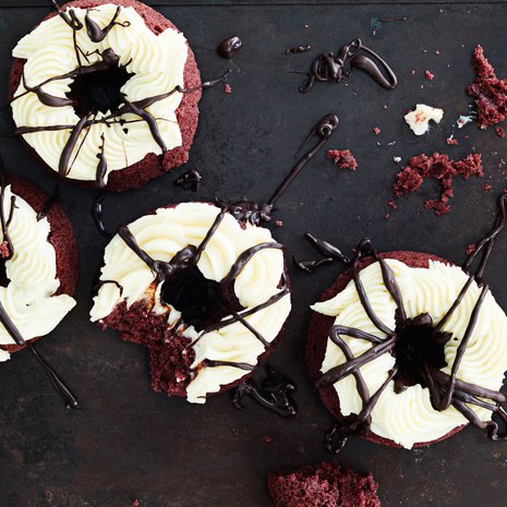 Seittiä muistuttava huoleton suklaaviirutus riittää koristelemaan donitsit halloween-juhliin.