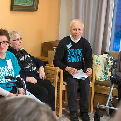 Eero Väisänen (keskellä) oli mukana lauluillassa Jampan palvelutalossa. Vanhukset muistivat ulkoa vanhojen tangojen sanoja.