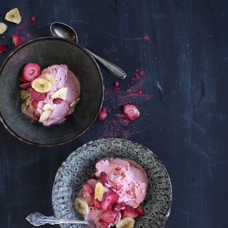 Banaania, mansikkaa ja jugurttia - hyvä välipala myös pehmiksen muodossa!