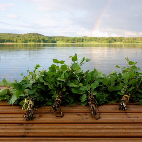 Kuuma sauna, pulahdus järveen ja vihdalla (tai vastalla!) veri kiertämään. Mikä sen ihanampaa!