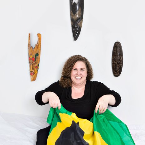 "Jamaikalla vaimo ei saa ripustautua mieheen", Nina Tennant kertoo.