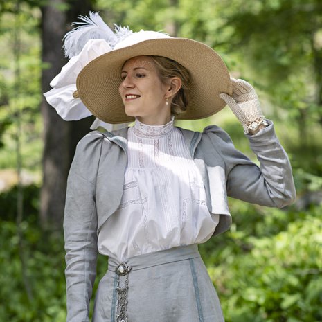 Koko asu on Katjan itse tekemä vyötäröllä roikkuvaa pussukkaa myöten. Puserossa on Ranskasta tilattua pitsiä, jonka ompelu käsin oli työlästä.