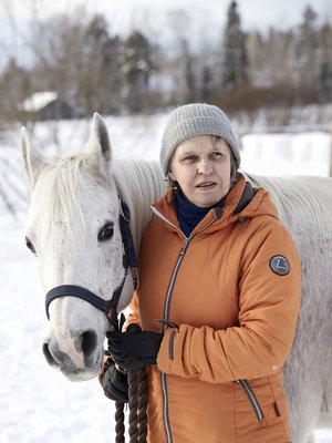 ”Sitä mukaa kuin näköni on huonontunut, olen keksinyt uusia keinoja selvitä. Olen nyt hoksannut jättää portin tolppaan otsalampun, jos vien hevosen tarhaan pimeällä. Sen valon erotan ja löydän takaisin portille.”