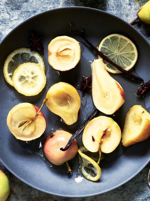 Juhlat tulossa? Tee puolikkaina säilöttyjä omenoita ja päärynöitä juustopöydän lisukkeeksi tai jälkiruuaksi vanilja-kerman tai lämpimän karamellikastikkeen kanssa.