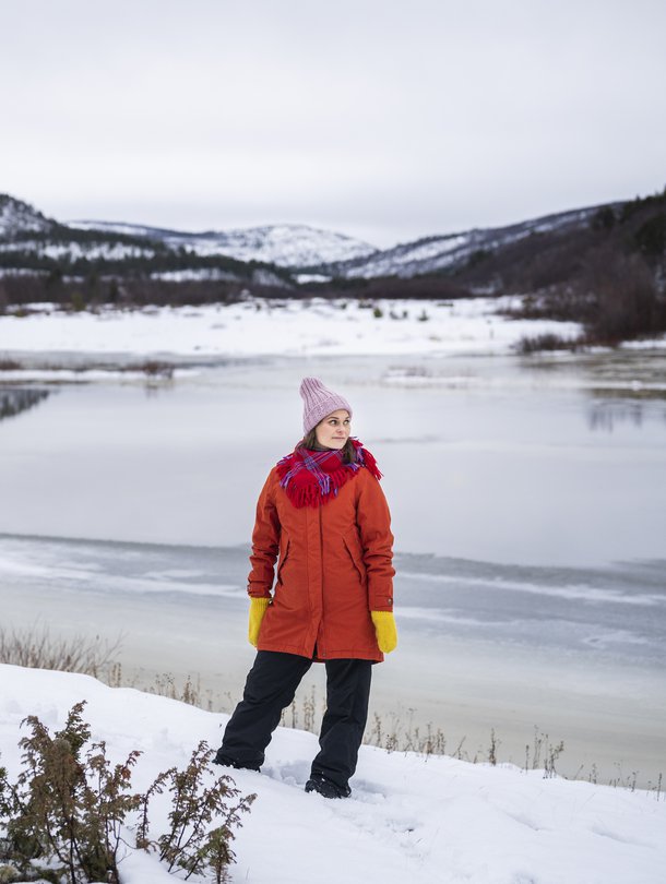 Ohjaaja ja käsikirjoittaja Suvi West tutustuu uudelleen kotiseutuunsa. ”Juttelen myös menneille sukupolville. Esiäitini Nillá Risten eli aivan tässä lähellä ja kulki samoja polkuja kuin minä.”