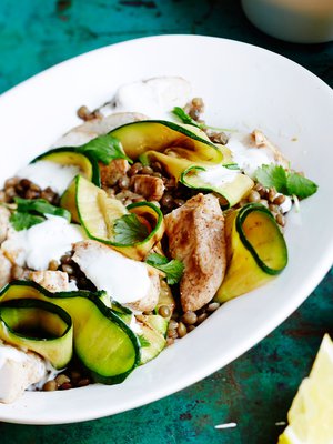 Kesäkurpitsasta saa ihanan ohuita siivuja juustohöylällä.