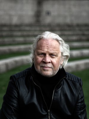 Oopperalaulaja Sauli Tiilikainen asuu Helsingissä vaimonsa kanssa. Hänellä on ensimmäisestä avioliitostaan kolme lasta, joista keskimmäinen kuoli 32-vuotiaana. 