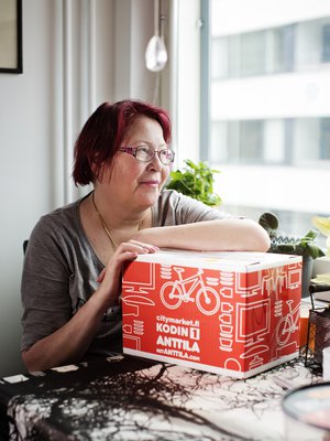 Eron jälkeen ystävä tuli Katin luokse kerran viikossa juttelemaan. Toinen raahasi hänet puoliväkisin kauppakeskukseen. Hääpuvun ystävykset pakkasivat pahvilaatikkoon.