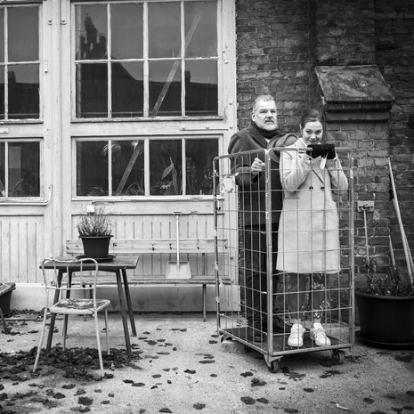 Tuomas Airola ja hänen tyttärensä Oona Airola ovat niin läheisiä, että asuvatkin samassa korttelissa. ”Huumori on keino tavallaan pyyhkiä osa kipeistä asioista maton alle, mutta tavallaan myös käsitellä ne”, Tuomas sanoo.