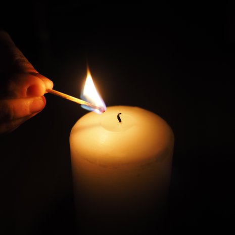 Wabi-sabiin kuuluu ajatusten rauhoittaminen ja keskittäminen. Kynttilän katselu sopii siihenkin.