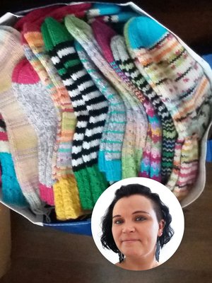 ”Perustimme siskoni kanssa Facebookiin hyväntekeväisyysryhmän nimeltä KFC - Knit For Charity. Sen avulla etsimme samanhenkisiä ihmisiä, jotka halusivat tehdä ja lahjoittaa villasukkia hyväntekeväisyyteen”, Jonna Nordström kertoo.