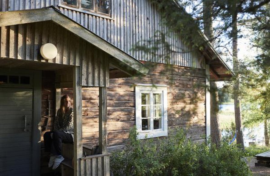 Venla Pystysen kesä ei ala kunnolla ennen kuin hän pääsee mökille. Kuistilla pestään iltaisin hampaat. Joskus lepakot lentävät silloin ohi, joutsenet huutavat ja kielo tuoksuu.