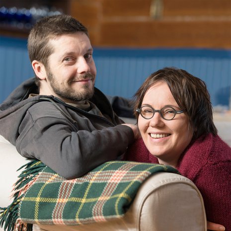 Kirjailijat Milla, 40, ja Aki, 41, Ollikainen asuvat Eeva Joenpellon kirjailijatalossa Sammatissa 7- ja 10-vuotiaiden lastensa kanssa. Akin esikoisromaani Nälkävuosi sai Helsingin Sanomien esikoiskirjapalkinnon vuonna 2012. Milla voitti Liken ja Suomen dekkariseuran Rikos kannattaa -kilpailun vuonna 2012. 