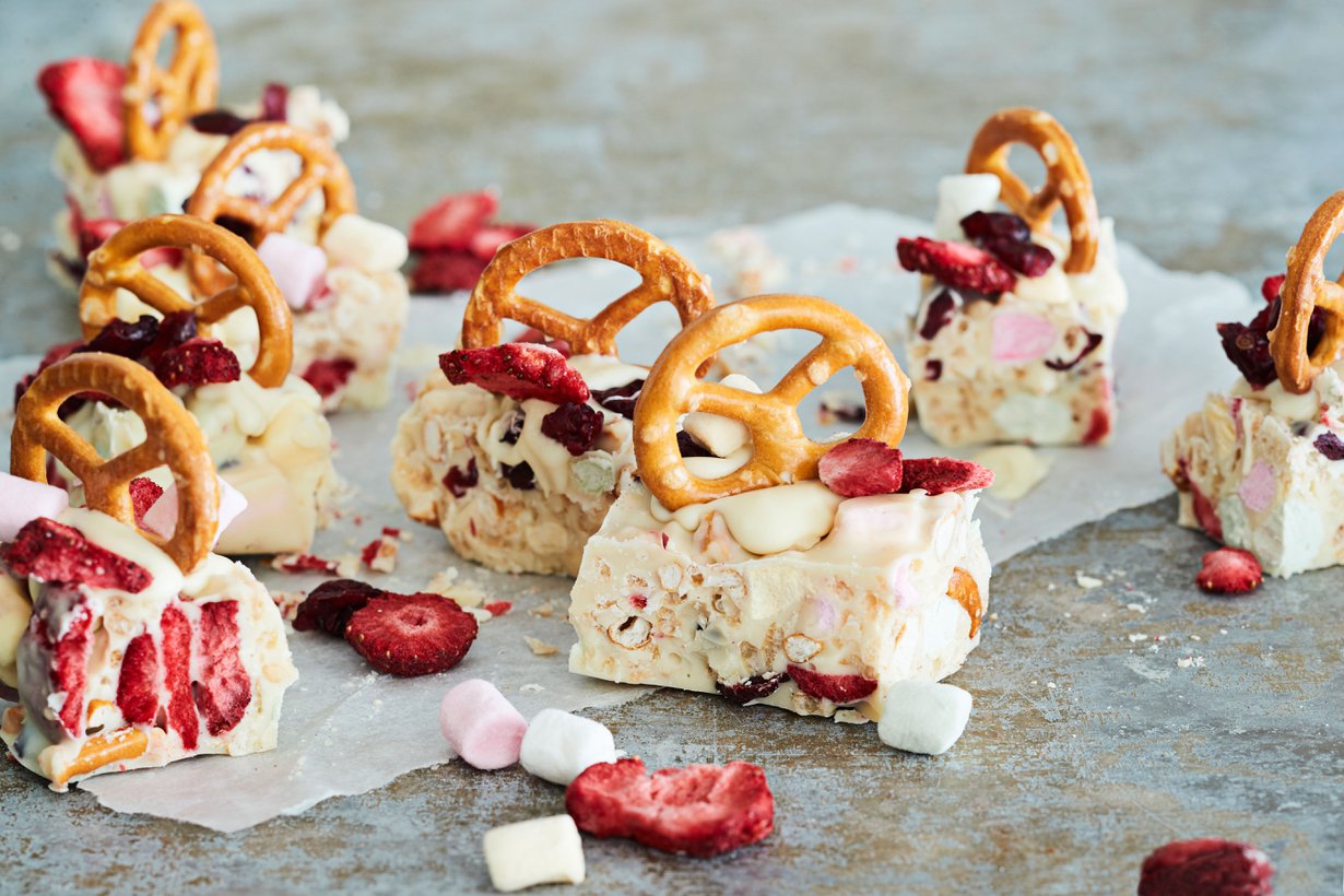 Voit tehdä rocky roadeista herkkukoreja kiinnittämällä pretzelit valkosuklaasulalla reunoille.