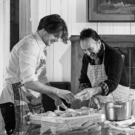 Kasimir ja Veijo Baltzar halusivat kuvaan taikinaiset kädet, koska yhdessä­ leivotut sämpylät maistuvat yhä samoilta­ kuin 20 vuotta sitten.