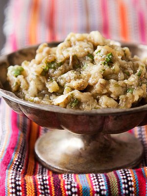 Tahna sopii leivälle, pastan kastikkeeksi ja lihan lisukkeeksi.