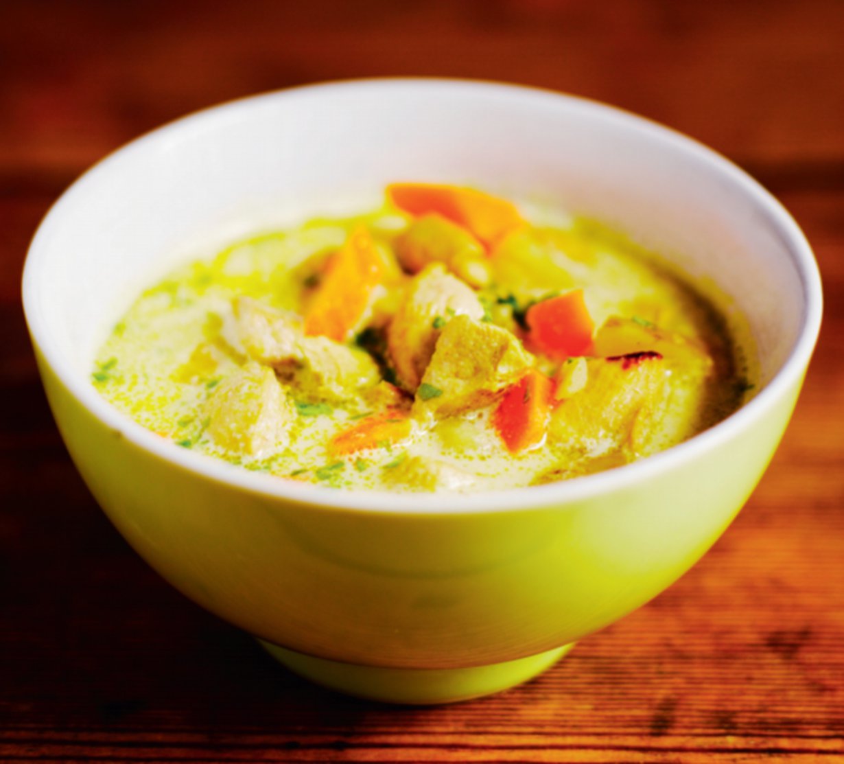 Mehevän kanakeiton mausteena on curry, jota voi lisätä ruokaan oman makunsa mukaan.