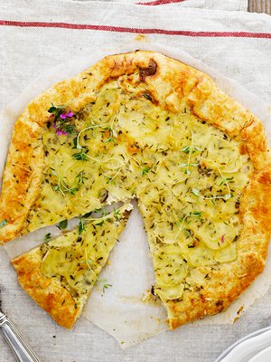 Nam, nam! Peruna-sienipiirakkaan voi upottaa vaikkapa suppiksia.