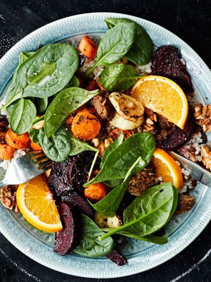 Lämmin salaatti on täydellinen ateria, kun siinä on paahdettuja juureksia ja appelsiinilla maustettua nyhtökauraa.
