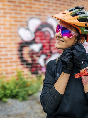 "Ajaessa olen löytänyt luonnon uudestaan. Näen, kuinka vuodenajat vaihtuvat ja kuinka tuttu polku on kuin uusi kesällä", Laura Annala sanoo.