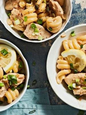 Nahattomista broilerin fileepihveistä saa kätevästi tasakokoisia suikaleita saksimalla.