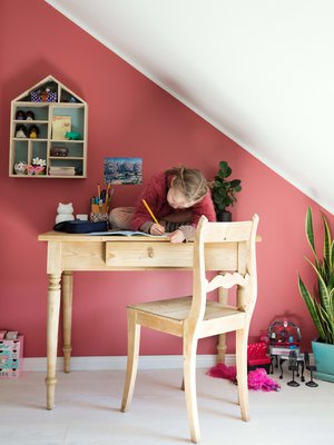 Lasten piirustuksista piti luopua, kun kodista löytyi homevaurio. Uusia syntyy nyt kovaa vauhtia täysin remontoidussa kodissa. Aimista tuoli on välillä tarpeeton.