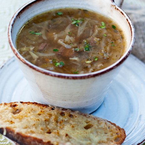 Keramiikka-astioissa ruoka pysyy pitkään kuumana.