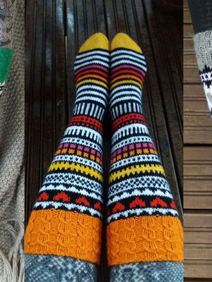 Jonna Nordströmin iloisenkirjavaan sukkamalliin mahtuu raitoja, sydämiä, neliöitä ja kolmioita. Nämä sukat ovat Jonna Nordströmin itse tekemiä.