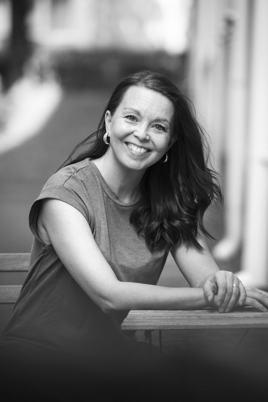 Johanna Loukamaa on 44-vuotias turkulainen yrittäjä. Perheeseen kuuluvat aviomies Pepe, aikuinen tytär Joalin sekä 10- ja 9-vuotiaat lapset nykyisestä liitosta. Johanna pyörittää managerointifirmaa ja tanssiin liittyvää startup-yritystä sekä toimii Suomen Breikkiliiton varapuheenjohtajana. Hän on kirjoittanut Joalinista elämäkerran vuonna 2021.