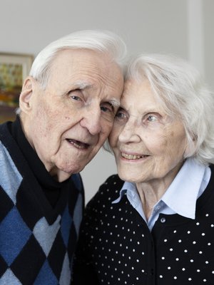 ”Olen ollut aika yksitoikkoinen aviomies”, Jaakko Talsi, 94, kertoo.  ”Mutta kuitenkin aika sopuisa”, Riitta, 93, hymyilee.