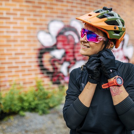 "Ajaessa olen löytänyt luonnon uudestaan. Näen, kuinka vuodenajat vaihtuvat ja kuinka tuttu polku on kuin uusi kesällä", Laura Annala sanoo.