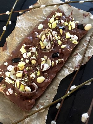 Pääsiäisen rocky road -suklaaherkun sattumiksi sopivat suklaamunat, keltaiset marengit ja kauniin vihertävät pistaasit.