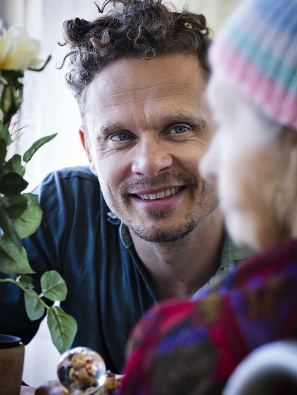 Kansallisteatterin näyttelijä ja Kiertuenäyttämön taiteellinen suunnittelija Jussi Lehtonen, 42, asuu Helsingissä. Kiertuenäyttämö vie esityksiä hoitolaitoksiin ja vankiloihin sekä valmistaa niissä elävien ihmisten kanssa dokumenttiteatteriesityksiä. Jussi harrastaa hiihtämistä ja joogaamista.